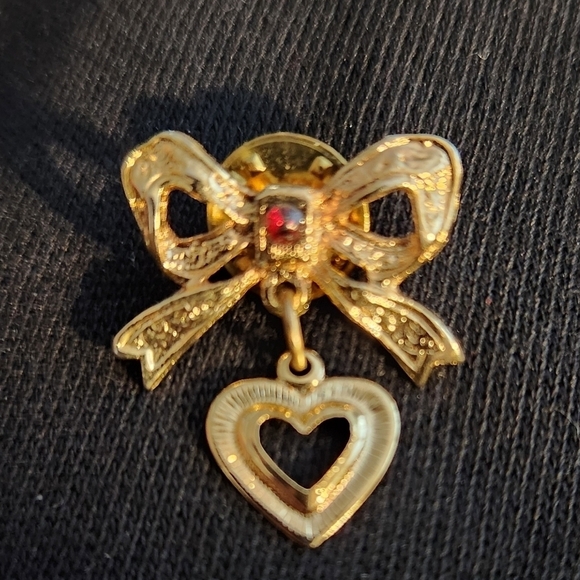 Gold Tone Bow with Dangling Heart - Red Stone - Vintage Lapel Pin - Nice Details - Picture 1 of 5